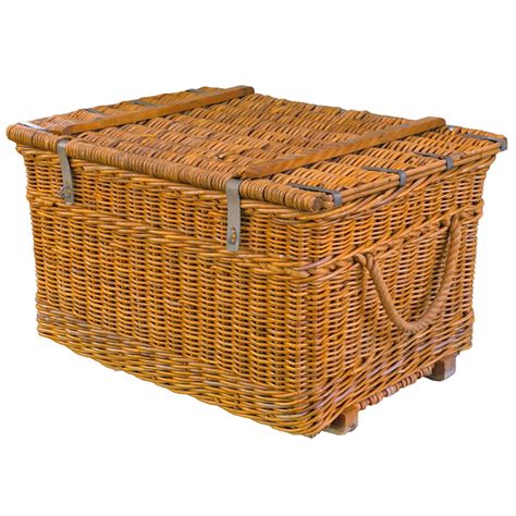 Vintage European Wicker Basket With Lid And Clasp For Sale At 1stdibs