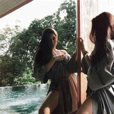 น้ำตาล ชลิตา นุ่งบิกินี่เว้าสูง อวดหุ่นเป๊ะ เที่ยวทะเล บิกินี่สีส้มตัดกับผิวน้ำผึ้งเนียนน่าสัมผัส พร้อมโชว์พร้อมบั้นท้ายอวบอั๋นแบบเล็ก ๆ. น้ำตาล ชลิตา แซ่บเผ็ดซี้ด ในชุดบิกินี่สีเหลือง แจ่มจนต้องว้าว