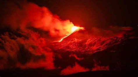 L'activité du volcan etna a commencé peu après 2 heures du matin . Así fue la espectacular erupción del volcán Etna en Italia ...