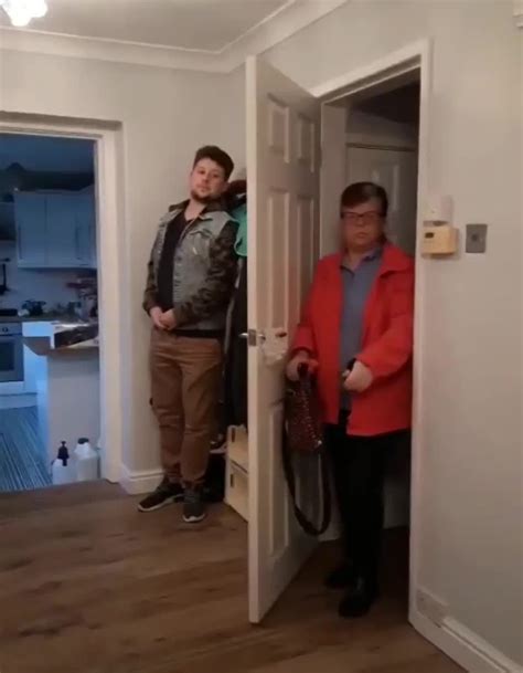 Son Surprises Mom For Christmas Surprisehomecomings