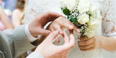 Rasulullah shallallaahu 'alaihi wa sallam senantiasa menganjurkan kaum muda untuk suami isteri yang belum dikaruniai anak, hendaknya ikhtiar dengan berobat secara medis yang dibenarkan menurut syari'at, juga. Kewajiban Suami Menurut Al Qur An Dan Hadist - Inilah 7 ...