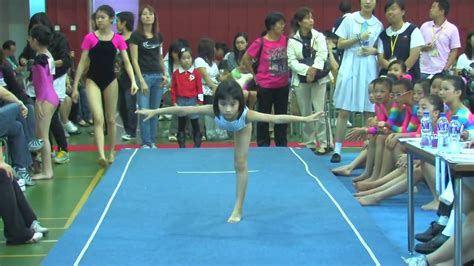 Jan 22, 2021 · 女子體操的重點：「比美而不是難的」 蔡恆政教練對體操十分熱衷的，在師大畢業後，全心投入體操推廣，六年前開始辦體操活動，自己寫計劃、找資源，從基層體操培訓，期望挖掘更多優秀的選手。 全港小學體操邀請賽 女子自由體操 54 - YouTube