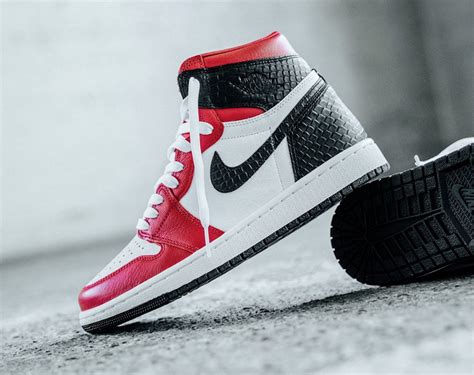 His airness wore the pair and cemented the model in sport and sneaker history. CD0461-601 : que vaut la Air Jordan 1 High OG Snakeskin ...