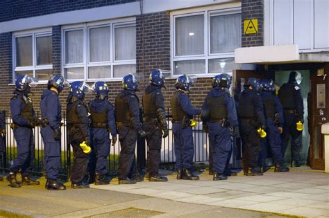 Police Raid Drug Suspects In Dawn Clampdown On Gang Violence In Dalston London Evening
