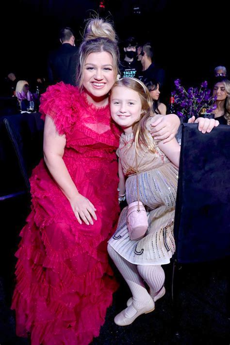 Kelly Clarkson Brings Daughter River 8 To Peoples Choice Awar