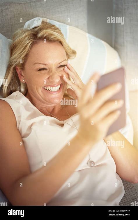 femme mature allongée sur un canapé banque de photographies et d images à haute résolution alamy