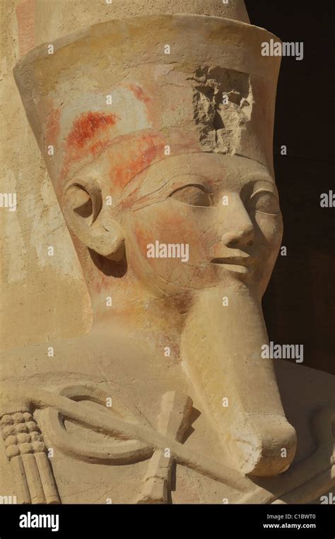 Statue Géante De La Reine Hatchepsout Pharaon à Thèbes En Egypte Photo Stock Alamy