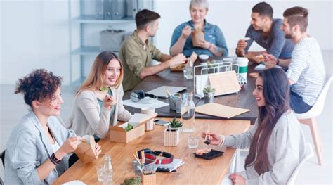 According to a 2018 survey by the professional staffing company officeteam, 56% of office workers' lunch breaks last 30 minutes or less, but don't assume that all they're doing during that time is eating. Lunch Break Laws by State | Workful