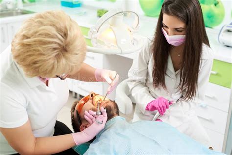 Dentista Que Inyecta Anestesia Al Hombre Antes Del Tratamiento Dental