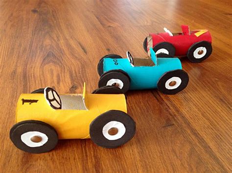 Hier findest du verschiedene bastelideen für den frühling und auch zu ostern. Kid's craft---- toilet paper roll race cars ! | Kids Craft ...