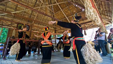 Sejarah masyarakat di sabah dan sarawak. MEMUPUK SEMANGAT PERPADUAN : 1.7 Perayaan di Sabah dan Sarawak