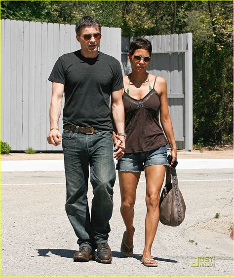 Halle Berry And Olivier Martinez Seafood Lovers Photo 2531856 Halle Berry Olivier Martinez