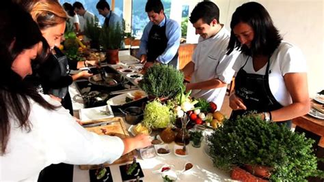 Usted puede cocinar y comer en casa también. Curso de cocina al aire libre