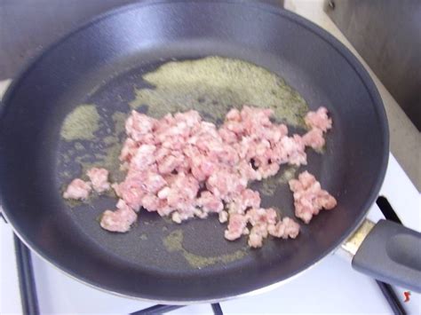 Strozzapreti panna, salsiccia e piselli, fusilli al sugo con panna e salsiccia ingredienti: pasta con la salsiccia e panna - pasta - ricetta pasta con ...