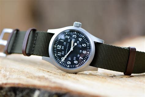 Watch comes on a brown leather nato strap. Test de la Hamilton Khaki Field Mechanical - Le Petit Poussoir