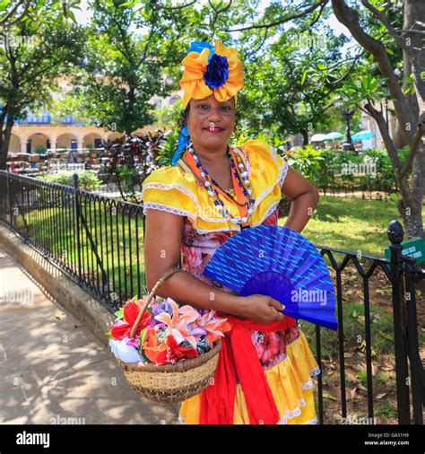 en coloridos vestidos mujer cubana plantea en la plaza de armas la habana vieja la habana