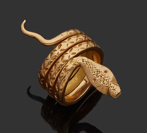 Il est préférable d'aller chez un bijoutier ou dans une grande. Bague en or jaune 18K (750), stylisée d'un serpent ciselé ...
