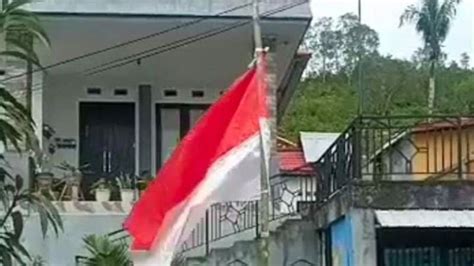 Pengungsi Pelauw Kibarkan Bendera Setengah Tiang Sebagai Simbol