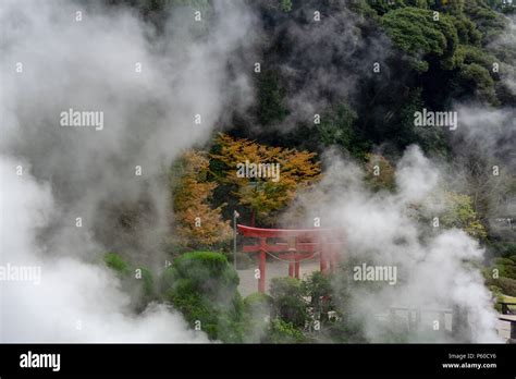 El Inari Rojo Japonés En Medio De Vapor Con El Umi Jigoku Estanqueazul El Infierno De Agua De