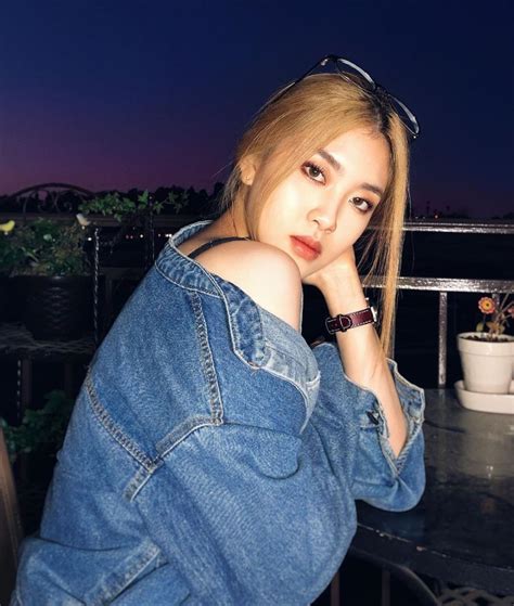 Viral Mirip Rose Blackpink Potret Menawan Selebgram Allissa Shin