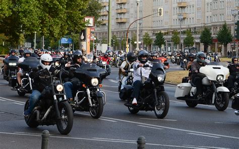 Hells Angels Motorradkorso In Berlin Gegen Kuttenverbot