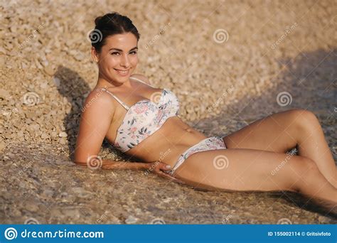 Mujer Atractiva En Bikini En La Playa Que Goza Del Sol Del Verano La