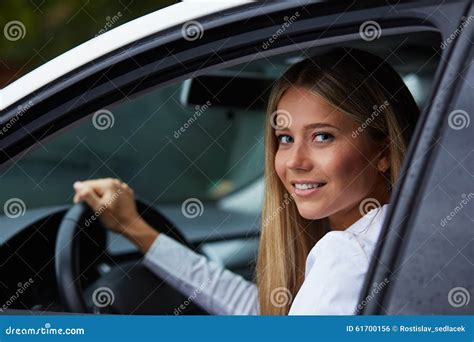 Prowadzenie Samochodu Jej Kobieta Zdjęcie Stock Obraz Złożonej Z Kierowca Jeden 61700156