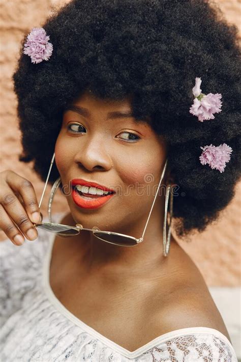 Retrato De Hermosa Sonriente Mujer Africana En El Closet De La Ciudad