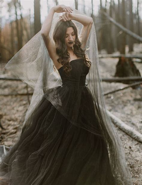 Vintage Black Ball Gown Tulle Wedding Dresses Strapless Gothic Bridal