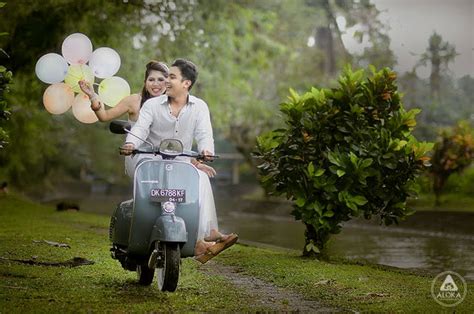 Cukup banyak pasangan yang memilih tema berfoto seperti ini, karena sangat indah dan unik. Pre Wedding by Aloka Bali | Bridestory.com