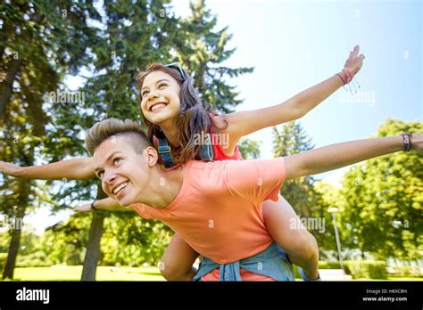 Feliz Pareja De Adolescentes Se Diviertan En Verano Park Fotografía De Stock Alamy