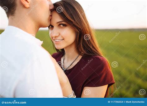 Jeunes Heureux Affectueux Couples Au Coucher Du Soleil Se Tenant Dans Un Domaine Vert