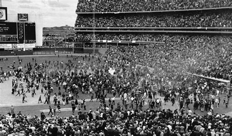 כמידי יום העצמאות ביצע חיל האוויר הישראלי מטס מרהיב בשמי הארץ • צפו בצילום מעל חופי תל אביב. שבת בבסיס / Tom Terrific - יוני לב ארי - Hoops