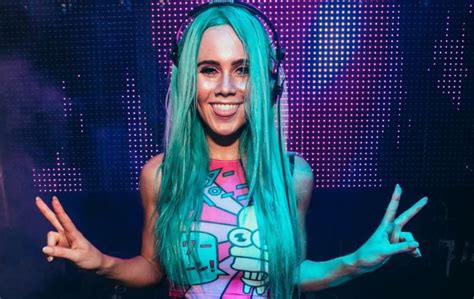 DJ Donates 5 000 To Charity After Her Nude Snapchat Leaks EDM Chicago
