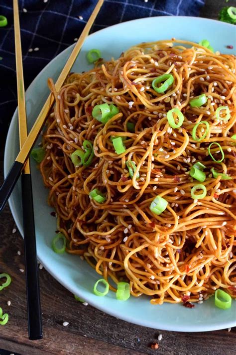 Garlic Sesame Lo Mein Asian Noodle Dishes Easy Asian Noodles Noodle Recipes Easy