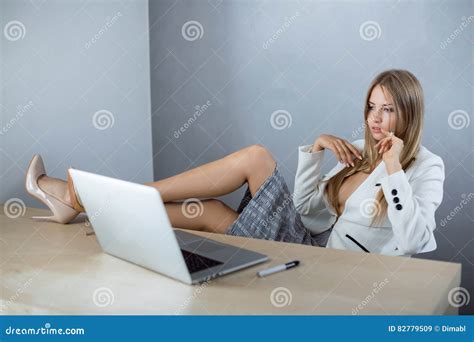 Sexy Onderneemster Op Werkende Plaats Met Laptop Computer Stock Afbeelding Image Of Medewerker