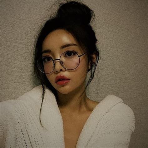 pin by 𝐠𝐮𝐦𝐦𝐲𝐠𝐲𝐞𝐨𝐦 ༉‧₊˚ on ulzzangs cute girl with glasses ulzzang glasses korean glasses