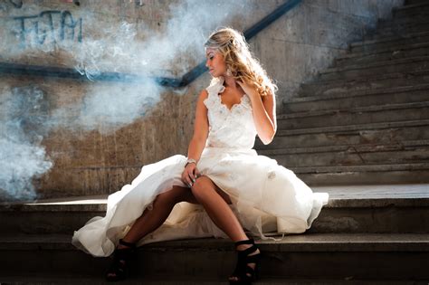 图片素材 女孩 女人 白色 摄影 楼梯 抽烟 模型 弹簧 坐 时尚 服装 淑女 新娘 表演艺术 连衣裙 美容 拍照片 人类立场 4256x2832