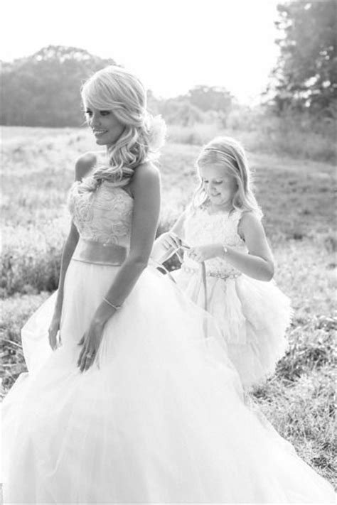 36 Cute Wedding Photo Ideas Of Bride And Flower Girl Deer Pearl Flowers