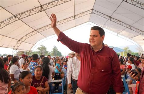 Toma protesta Carlos Molina a Comités de Defensa de la 4T en Las Rosas