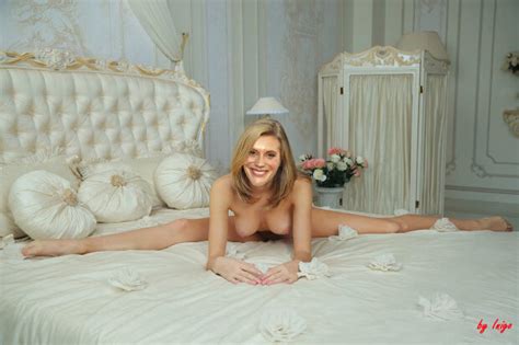 Katee Sackoff Starbuck Nude On Her Bed Inigo7
