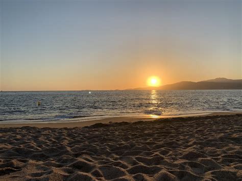 Le coucher de soleil le plus tôt a lieu à 16:40 le 8 décembre et le coucher de soleil le plus tardif a lieu 4 heures et 17 minutes plus tard à 20:57 le 26 juin. La photo du jour : coucher de soleil à Agosta-plage
