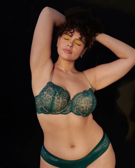 I M A Bra Fit Expert The Subtle Signs You Re Wearing The Wrong Size
