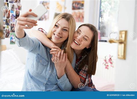Twee Tieners Die Selfie In Slaapkamer Thuis Nemen Stock Foto Afbeelding Bestaande Uit