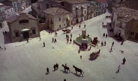 En los años previos a la llegada de la televisión (justo después del final de la segunda guerra mundial), en un pequeño pueblo siciliano, el joven toto (salvatore cascio) vivía fascinado por el cine. ¿Dónde se filmó Nuevo Cinema Paradiso? - Cronicas de Milan