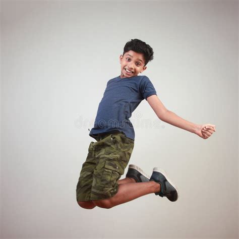 Un Muchacho Joven Que Salta En El Entusiasmo Imagen De Archivo Imagen De Excitado En Rgio