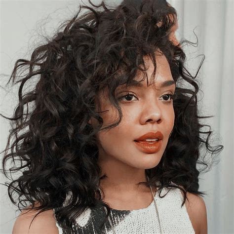 Pin By Storm Flight On Avengers Icons Tessa Thompson Curly Hair Styles She Walks In Beauty