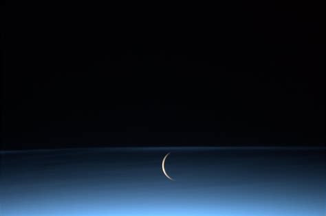 Stunning Moonrise Photo From Iss Techstock2000
