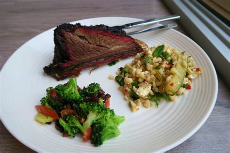 Spare ribs, magere ribbetjes) is een vleesgerecht van geroosterd vlees aan varkensribben. Short ribs / beef ribs (de spare-ribs van de koe) | Puur Eten