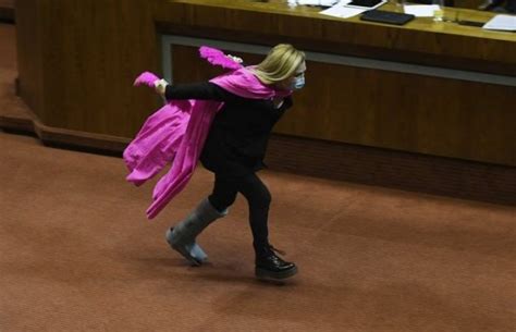 Pamela jiles, conocida como la abuela, corrió con una capa al estilo del famoso anime. Diputada celebra nueva reforma corriendo como naruto | La ...